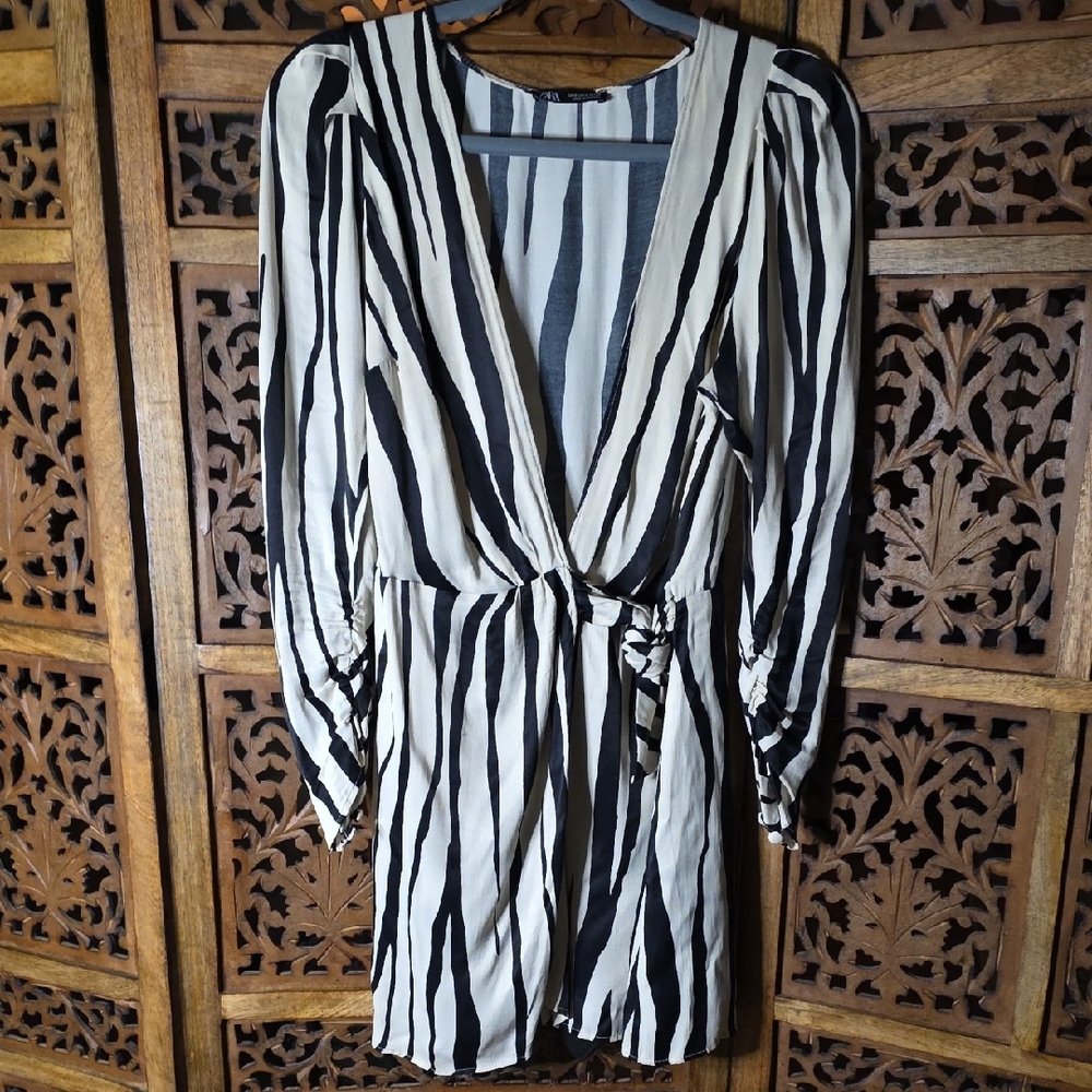 🌟 Zara Monochrome Striped Long Sleeve Dress